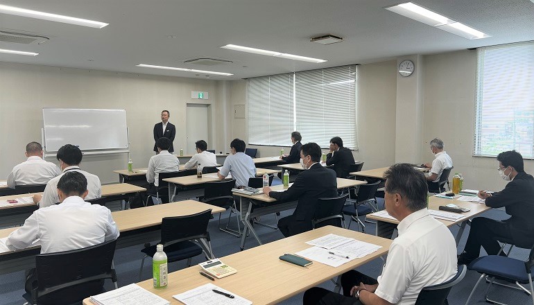 令和6年7月19日（金）ＪＡ葬祭神奈川（11ＪＡ）葬祭担当部署長が集まり「コンプライアンス研修会」を開催しました。 ＪＡ葬祭神奈川では、農協法、下請法、独禁法、著作権法など、葬儀に関わるコンプライアンス（法令遵守）について定期的に研修しております。