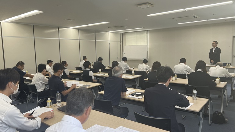 令和7年7月18日（金）ＪＡ葬祭神奈川（11ＪＡ）葬祭担当部署長や担当者が集まり「コンプライアンス研修会」を開催しました。 ＪＡ葬祭神奈川では、農協法、下請法、独禁法、著作権法など、葬儀に関わる法令を遵守し、組合員利用者へ安心・信頼いただけるご葬儀を提供できるよう努めてまいります。