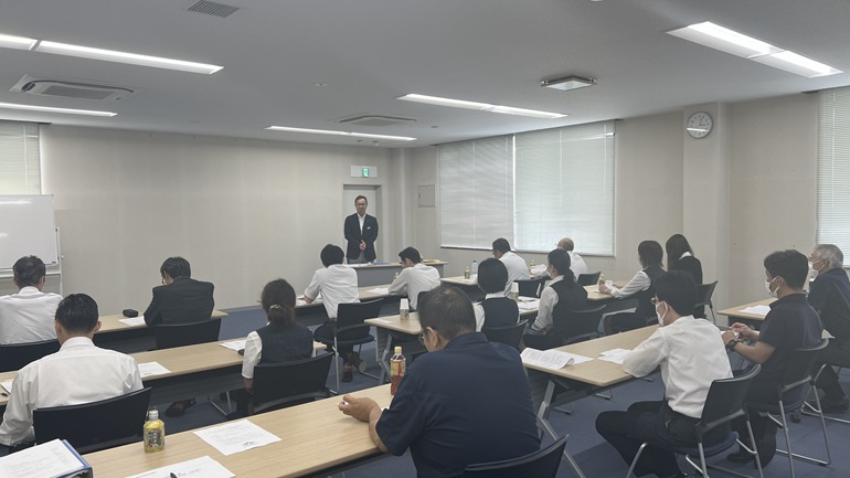 令和7年7月18日（金）ＪＡ葬祭神奈川（11ＪＡ）葬祭担当部署長や担当者が集まり「コンプライアンス研修会」を開催しました。 ＪＡ葬祭神奈川では、農協法、下請法、独禁法、著作権法など、葬儀に関わる法令を遵守し、組合員利用者へ安心・信頼いただけるご葬儀を提供できるよう努めてまいります。
