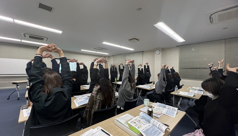 2026年3月13日(金)、毎年恒例となった全社員参加の研修会を開催しました。
今回のメインテーマは「メンタルヘルスケア」

「ゲートキーパー養成研修」と「こころのセルフケアについて」の2本立てでした。
講師は「平塚保健福祉事務所」や「平塚市健康こども部」から保健師の皆様方。

ゲートキーパー養成研修では、こころの不調を抱える方のSOSに気づき、声をかけ、傾聴し、支援につなげるためのアドバイスをいただきました。
こころのセルフケアでは、私たち自身がこころの不調を起こさないようにするために必要なことを教えていただきました。睡眠、食事、運動、いずれも大切ですね…　実際にストレッチもしましたよ！