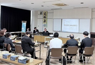 令和8年5月7日、第1回 品目研修会 を開催、ＪＡ葬祭神奈川の葬祭担当者が集まり、神奈川の県産農産品「足柄茶」について学びました。 足柄上郡山北町にある「株式会社神奈川県農協茶業センター」にて研修、近隣の「お茶畑」を視察。 「茶葉の量」「お湯の量」「お湯の温度」「浸出時間」、淹れ方を気にするだけで一段と美味しくなるなんて驚きました！ この記事をご覧になられた皆様も、ぜひ 丹沢・箱根山麓の恵み　味と香りの「足柄茶」をぜひご賞味ください。