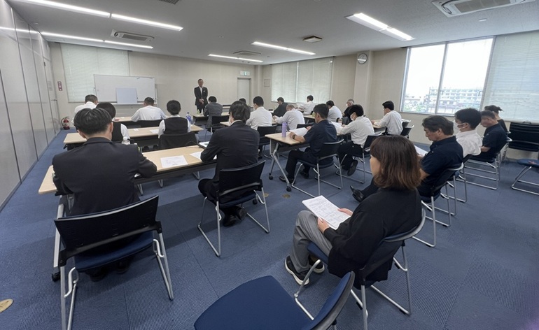 令和8年7月17日（金）「コンプライアンス研修会」を開催しました。 ＪＡ葬祭神奈川（11ＪＡ）の葬祭担当部署長や担当者が集まり、取適法（中小受託取引適性化法）を中心に、農協法、独禁法、著作権法などを学びました。 私たちは、法令を遵守し、組合員・利用者へ安心・信頼いただけるご葬儀を提供できるよう努めてまいります。
