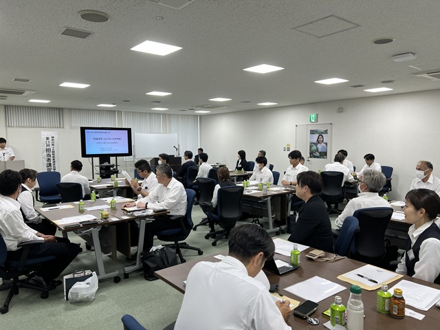 ”ＪＡ葬祭神奈川” の葬祭担当部署長および担当者 37名が集まり「第26回 担当者講習会」を開催しました。 今年度のテーマは 「葬儀業界におけるＡＩ活用研修」～ 明日から使える生成ＡＩ活用術 ～  誰でも気軽に使える身近な存在になったＡＩですが、いざ実際に触れてみると、 「あれっ？ うまく使えない…」「見当違いな答えが返ってきた…」などなど驚きがいっぱい… ということで、株式会社エンディング総研 小泉代表を講師にお迎えいたしまして、基本からしっかり教えていただきました。