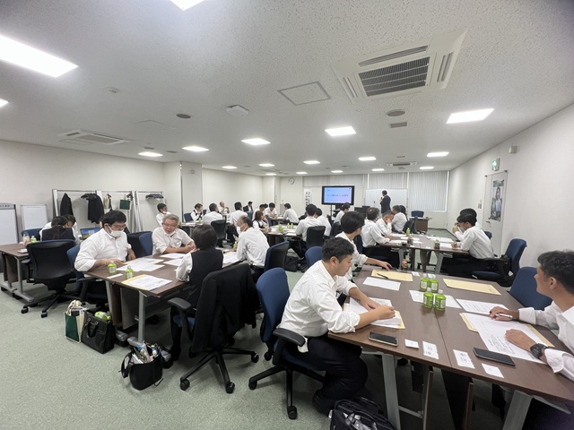 ”ＪＡ葬祭神奈川” の葬祭担当部署長および担当者 37名が集まり「第26回 担当者講習会」を開催しました。 今年度のテーマは 「葬儀業界におけるＡＩ活用研修」～ 明日から使える生成ＡＩ活用術 ～  誰でも気軽に使える身近な存在になったＡＩですが、いざ実際に触れてみると、 「あれっ？ うまく使えない…」「見当違いな答えが返ってきた…」などなど驚きがいっぱい… ということで、株式会社エンディング総研 小泉代表を講師にお迎えいたしまして、基本からしっかり教えていただきました。