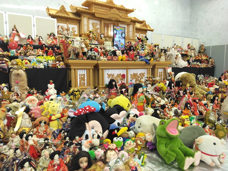 ”虹のホール伊勢原” において、第22回 ぬいぐるみ・人形供養祭を開催いたしました。 当日は大雨でしたが、「123組 202人」にご来場いただき、お預かりした「約1,300体」の人形やぬいぐるみを、伊勢原市仏教会 日蓮宗 上行寺様の読経により丁重に供養させていただきました。 足元の悪い中、ご来場いただいた皆様、読経供養までご参列いただいた皆様、終活セミナーにご参加いただいた皆様には、スタッフ一同心より御礼申し上げます。